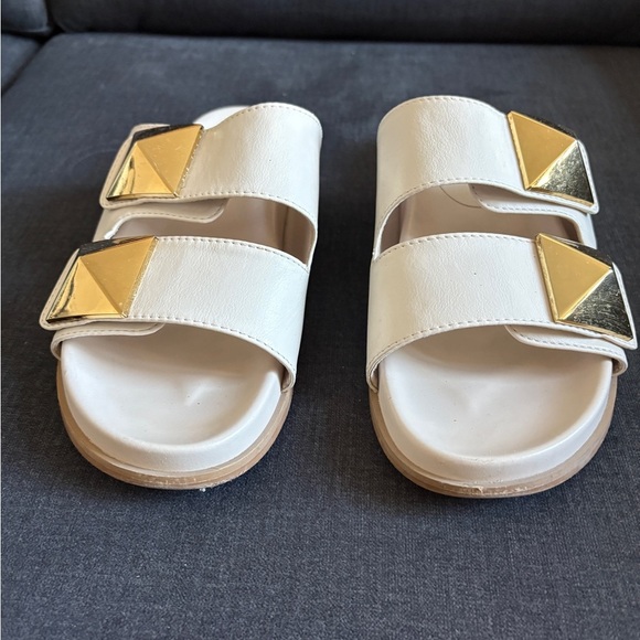 Chic White Sandals with Gold Buckles Adjustable Stripes Sz 9 Excellent Condition - Picture 2 of 7